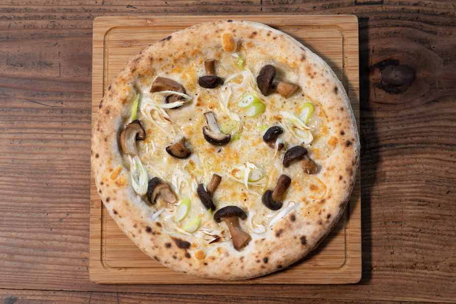 Pizza, pine mushrooms & white onions, 20 pieces in a case (frozen)